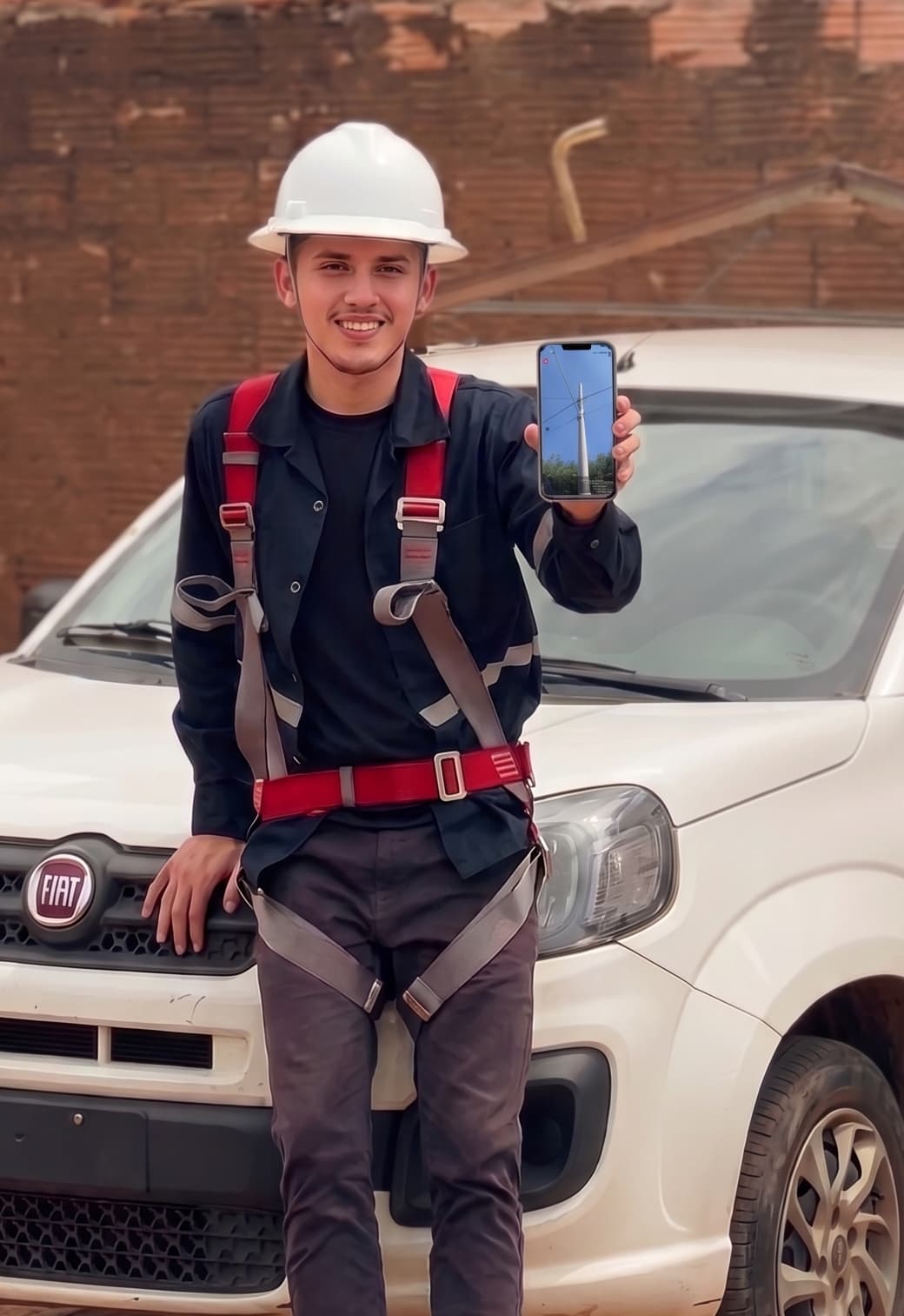 Exemplo de foto de poste registrada pelo aplicativo Cadex com marca d'água de localização, coordenadas, cidade, estado e número do poste